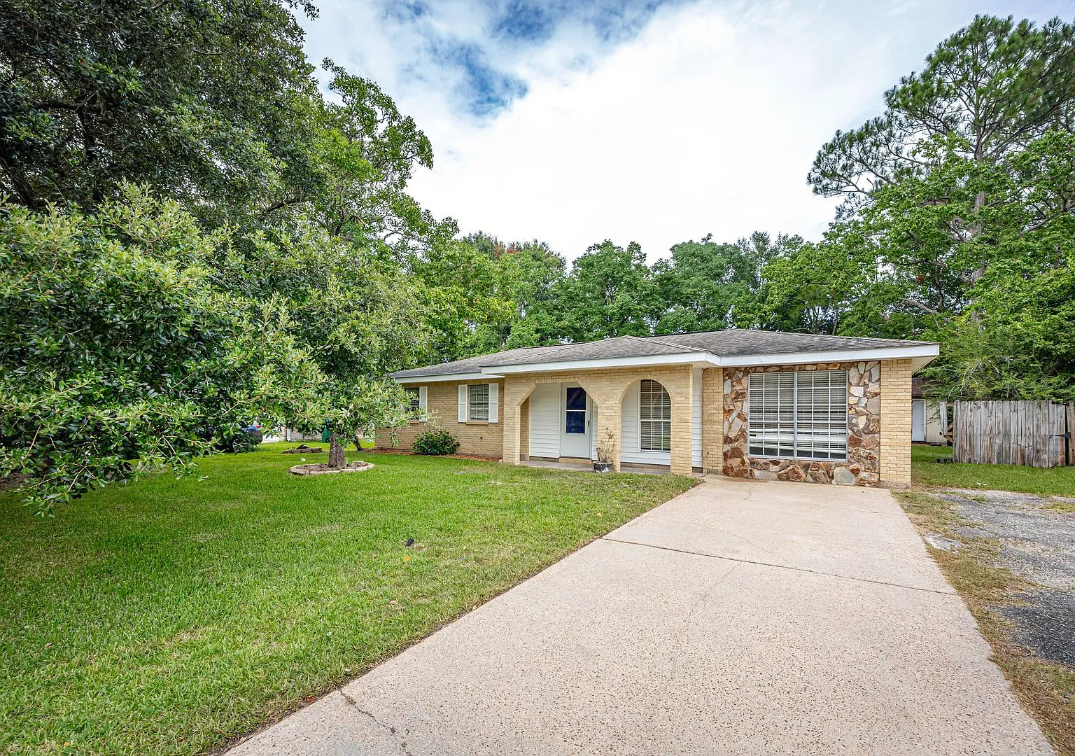 3 Bed / 1 Bath Home Convenient Gautier Location — Photo 3