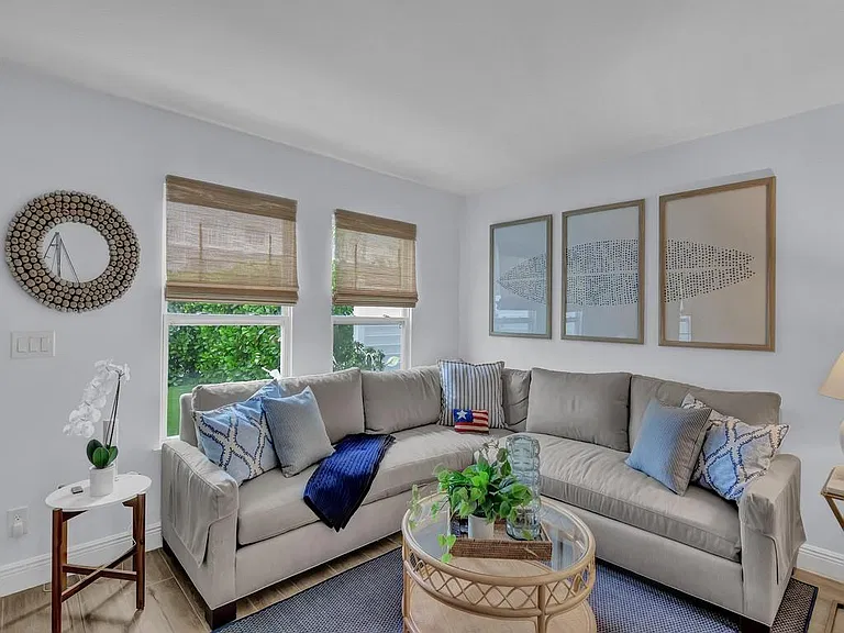 824 Dahlia Ln — Photo 4