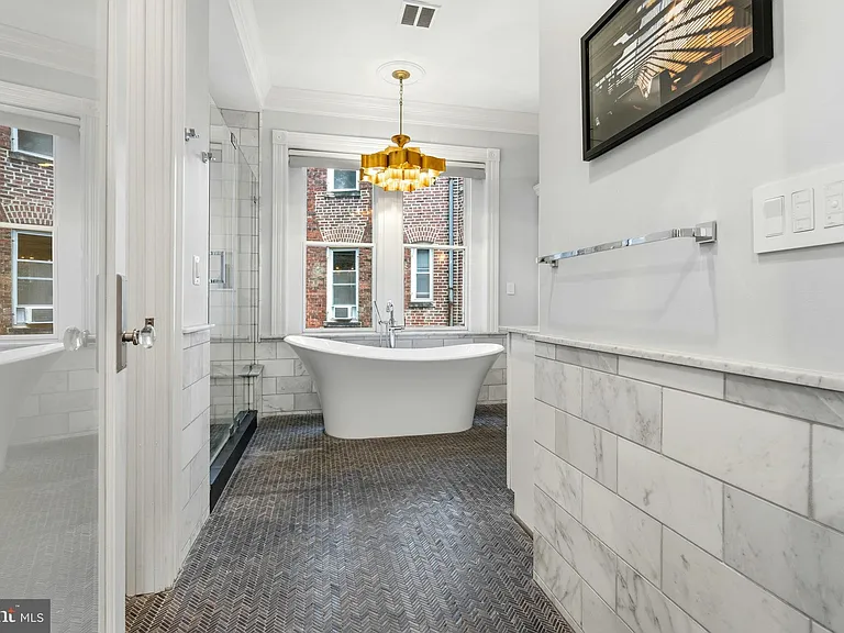 2121 R St NW — Photo 25
