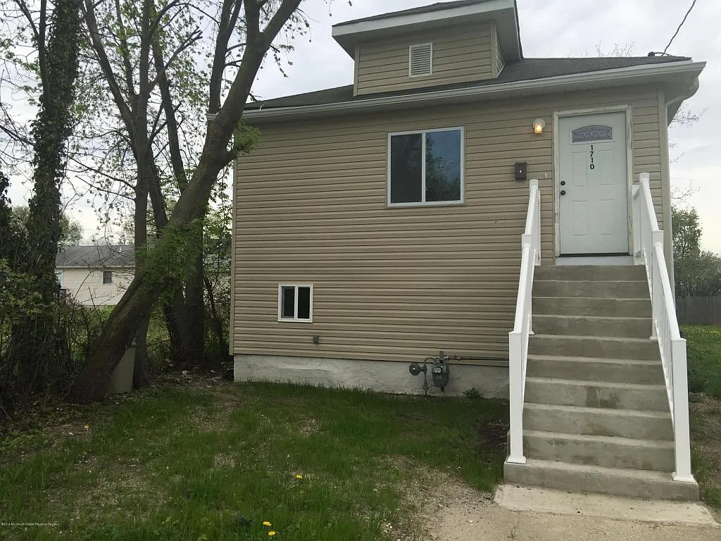 1710 W Lake Ave photo 1