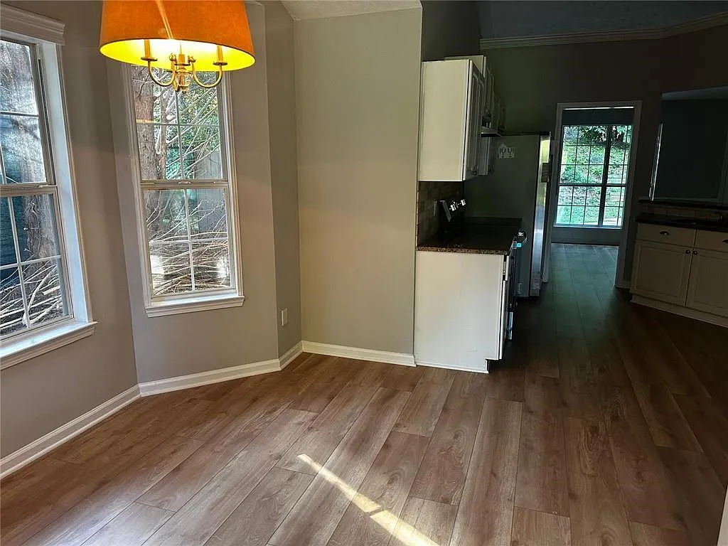 5 bed, 2.0 bath, 2159 sqft, $2,700 — Photo 2