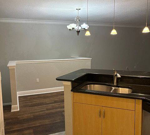 4th image of 404 Belmont Pl