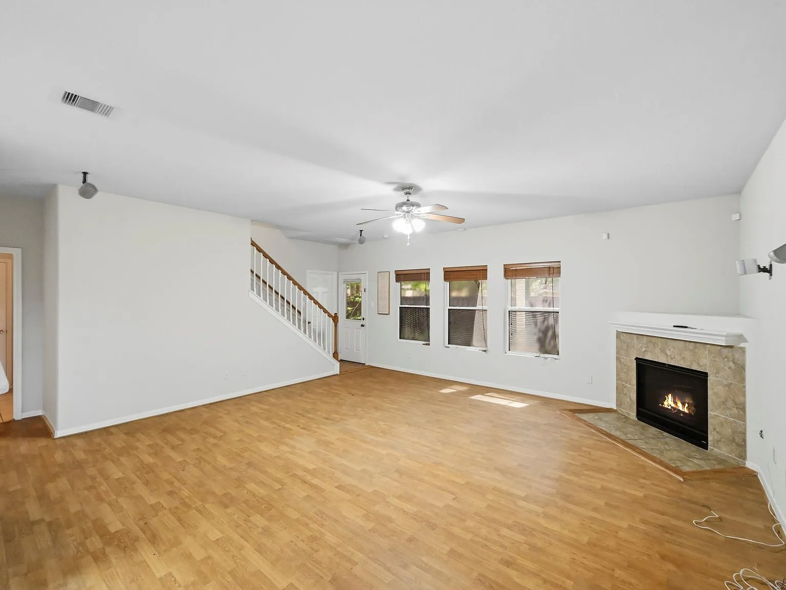 5 bed, 2.5 bath, 2695 sqft, $2,350 — Photo 3