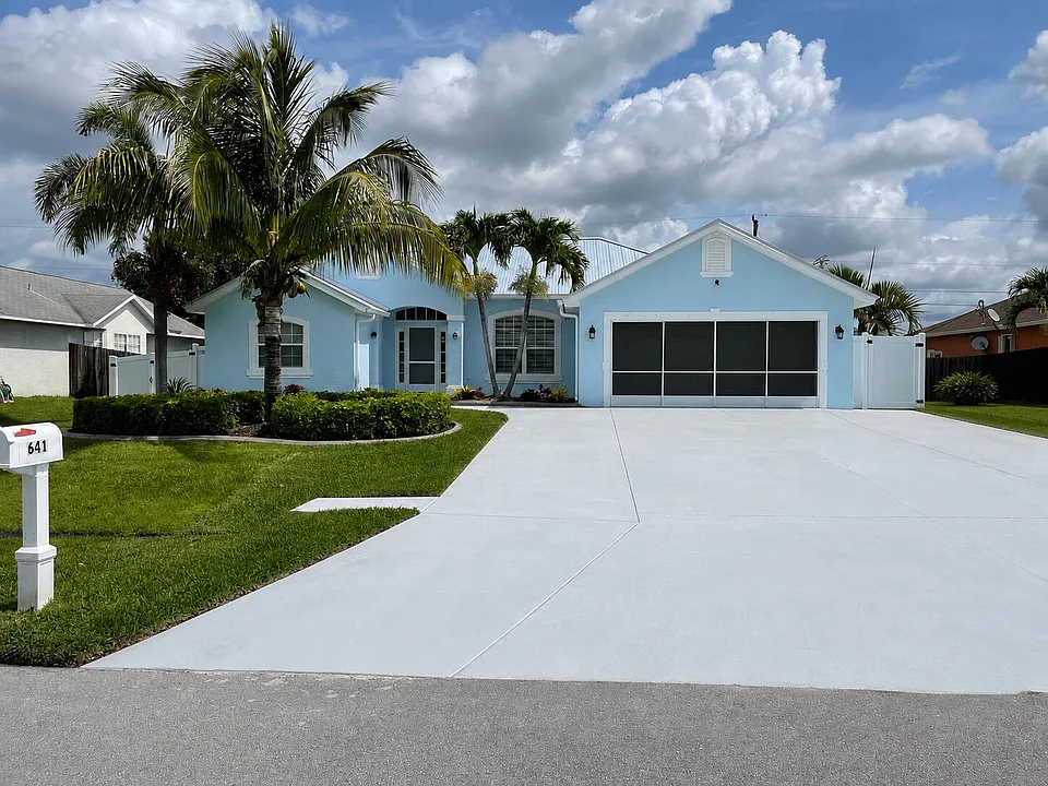 641 SW Sarazen Ave