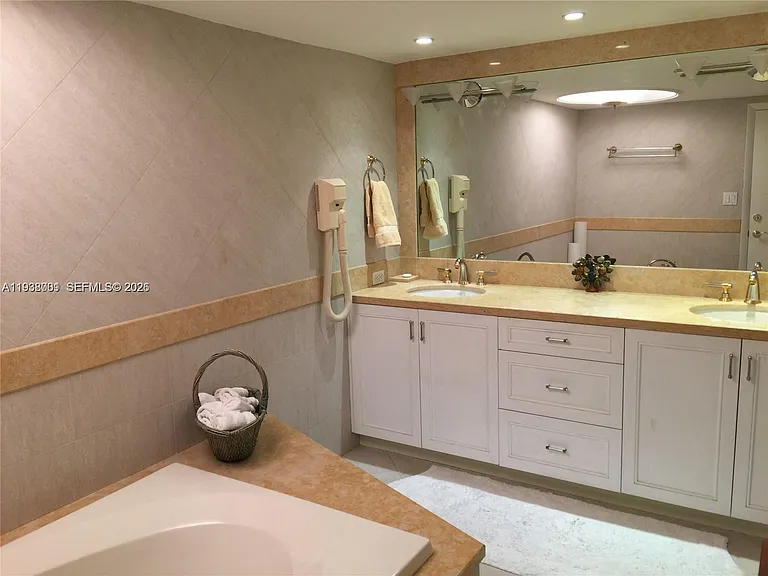 1121 Crandon Blvd #F1107 — Photo 11