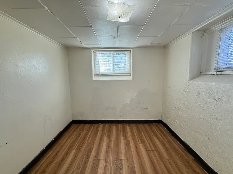 231 W 4th St #4 — Photo 32