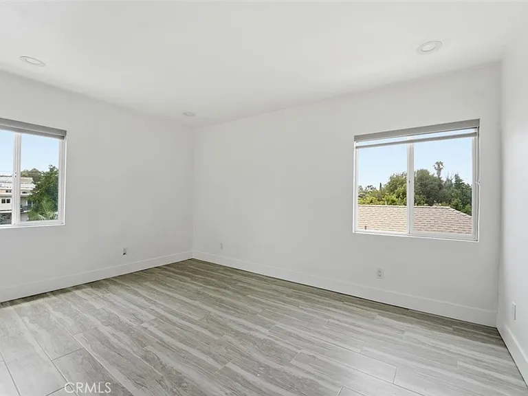 709 Warren Ln — Photo 18
