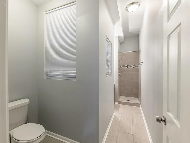 1102 W 18th St #3F — Photo 12