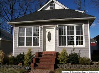 1824 Drumgoole Rd W, Staten Island, NY 10309