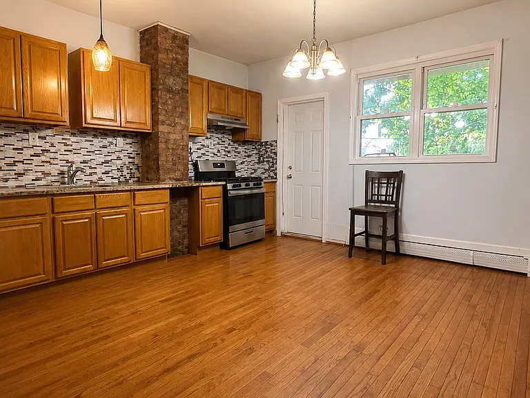 Mallory Ave — Photo 2