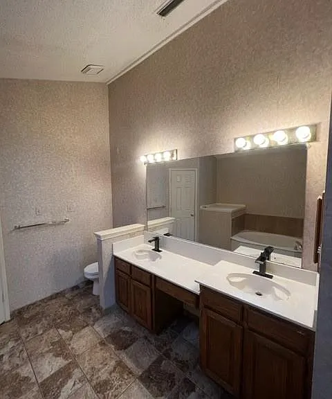 553 Raintree Cir — Photo 13