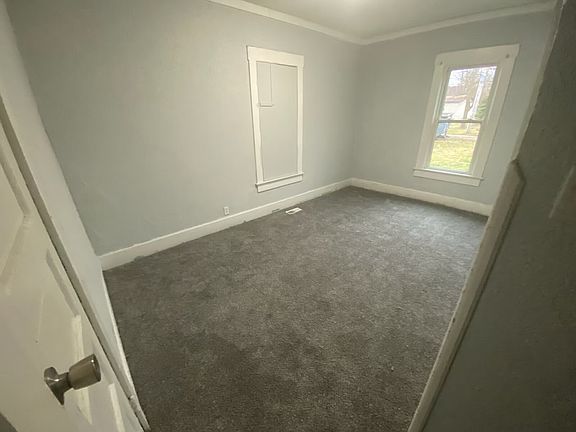 4th image of 701 E 7th St