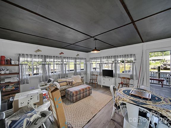 5th image of 612 Edgewater Dr