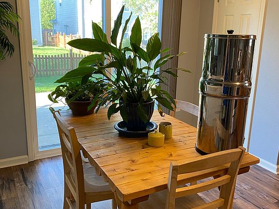 Dining area in the kitchen. Plenty of room!