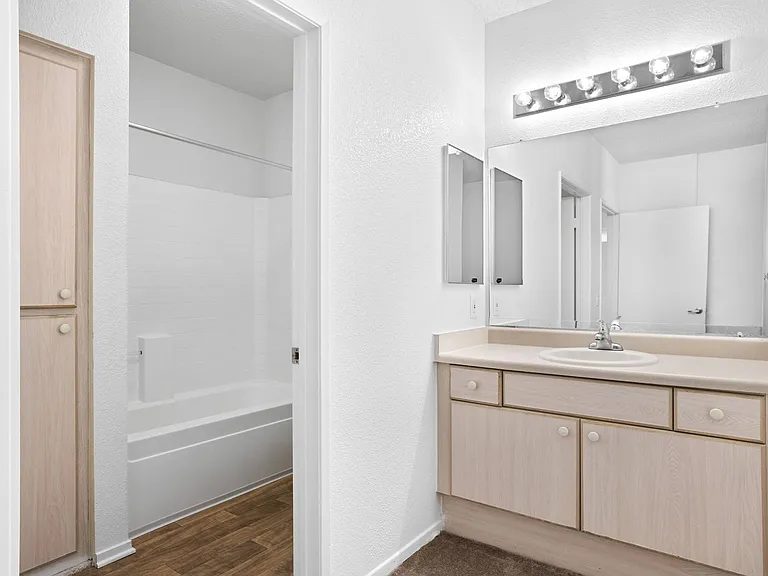 Costa Verde Village Apartments — Photo 56