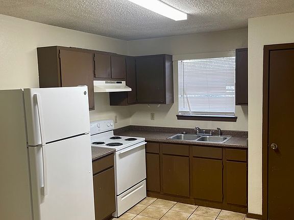 3rd image of 2319 Elm Park Dr