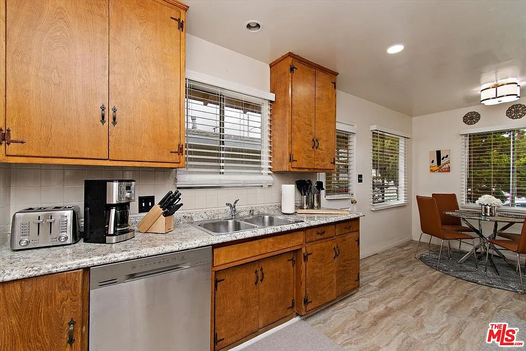 3 bed, 2.0 bath, 1650 sqft, $3,750 — Photo 2