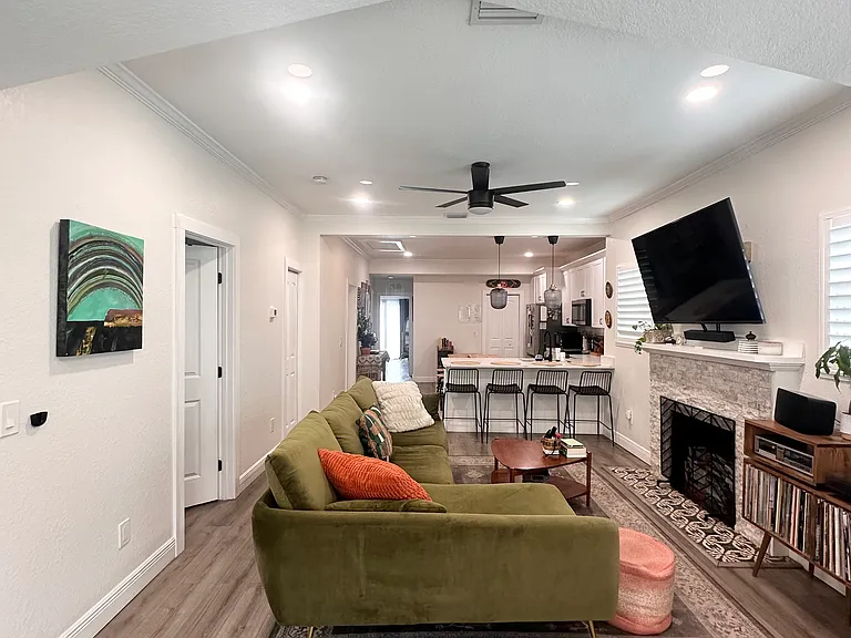 210 W Lambright St — Photo 3