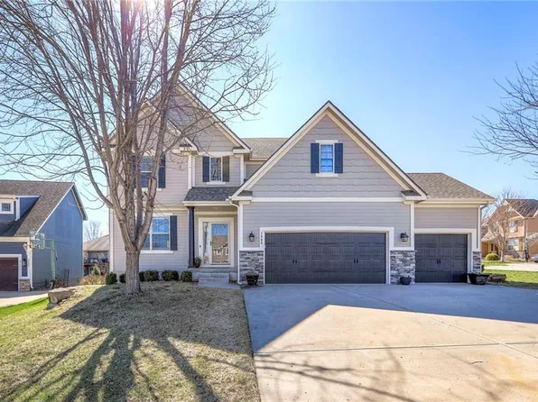 1305 Ashdown Cir, Raymore, MO 64083