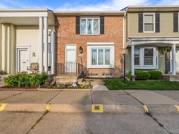 37586 Charter Oaks Blvd, Clinton Township, MI 48036