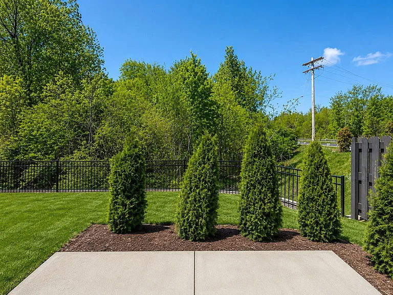 104 Kentmore Dr — Photo 21