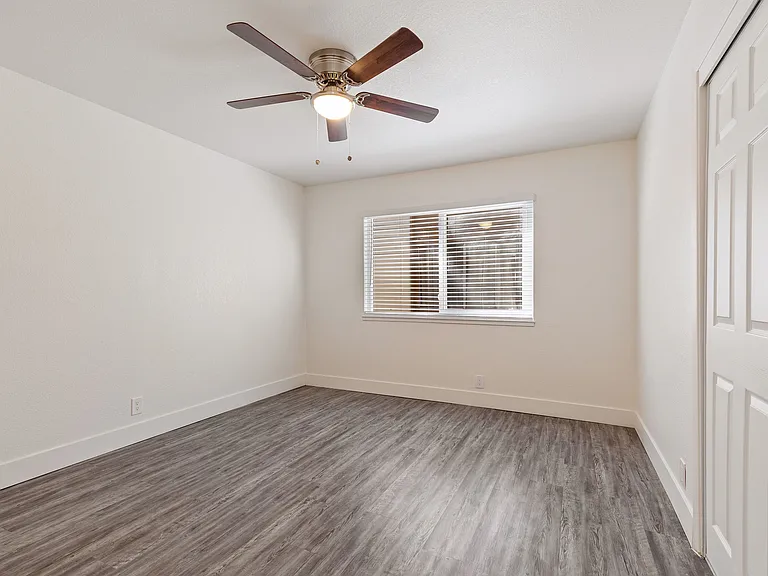 Glenbrook Apartments — Photo 10