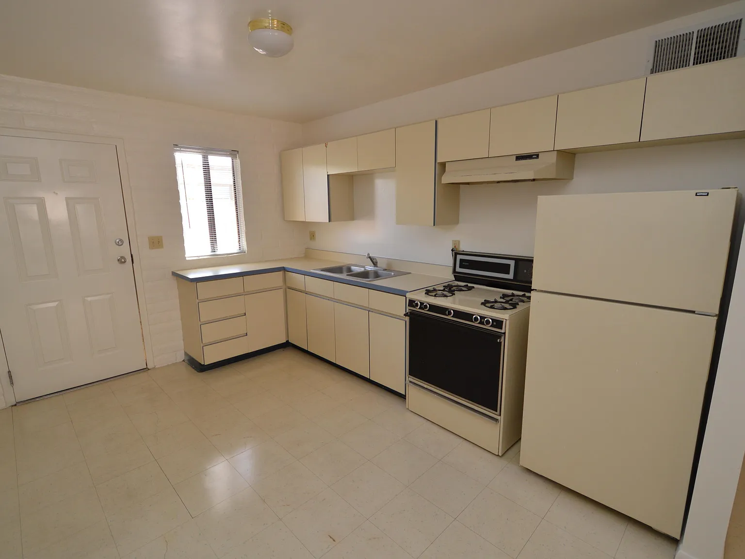 2 bed, 1.0 bath, 868 sqft, $995 — Photo 3