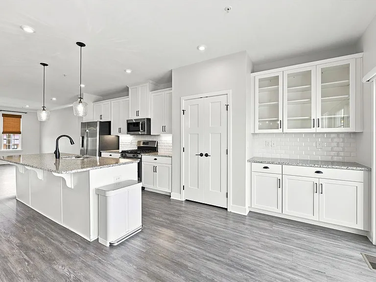 523 E Union St — Photo 8