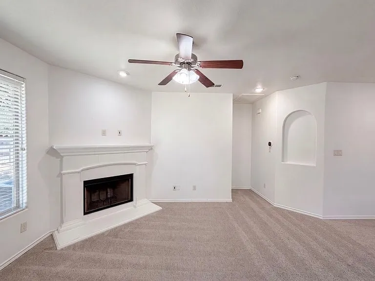 1008 Edgewater Dr — Photo 3