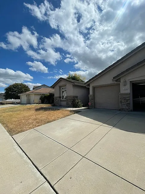 4 bed, 2.0 bath, 2055 sqft, $3,100 — Photo 2
