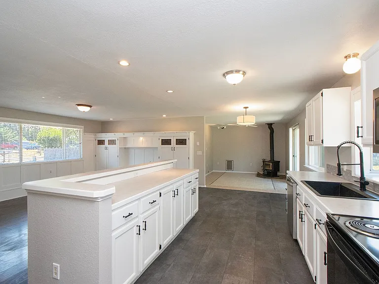 100 W Robert Pl — Photo 14