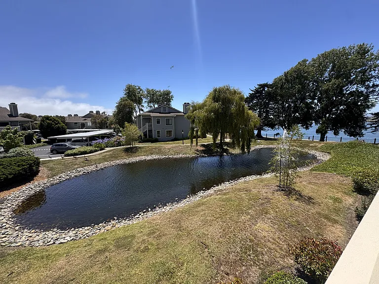 160 Lakeshore Ct — Photo 3