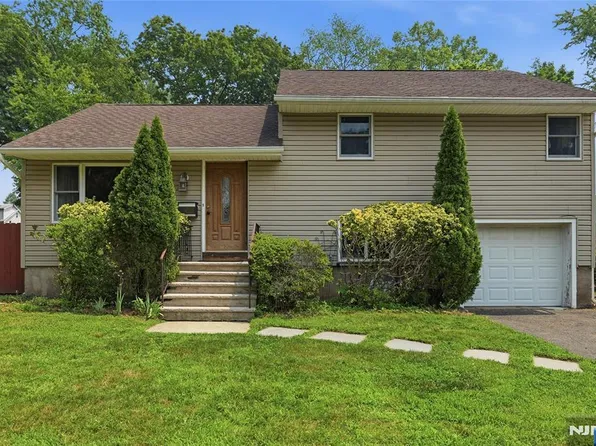 17 Van Ct, Waldwick, NJ 07463