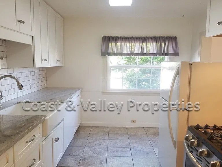 114 Lorimer St — Photo 3