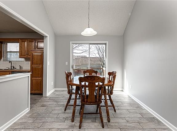5th image of 503 Lauren St