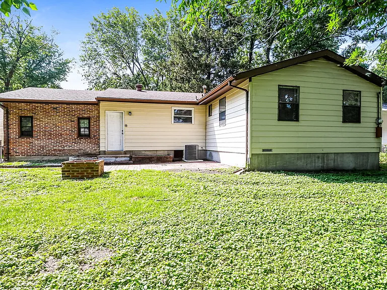 1850 Shirlene Dr — Photo 16