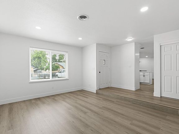 5th image of 138 Delhi Ave