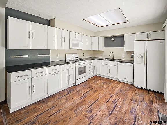 3rd image of 749 W Leon Dr