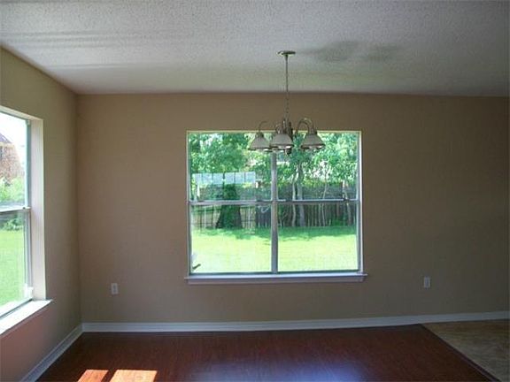 3rd image of 1912 Lac La Belle Dr