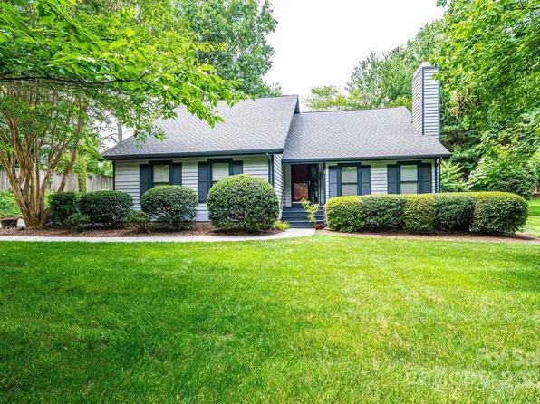 3221 5th Street Ct NW, Hickory, NC 28601