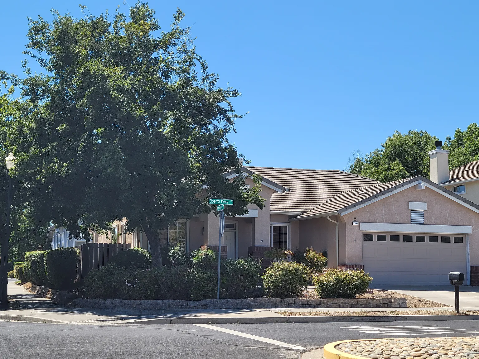 3 bed, 2.5 bath, 1935 sqft, $3,350 — Photo 1