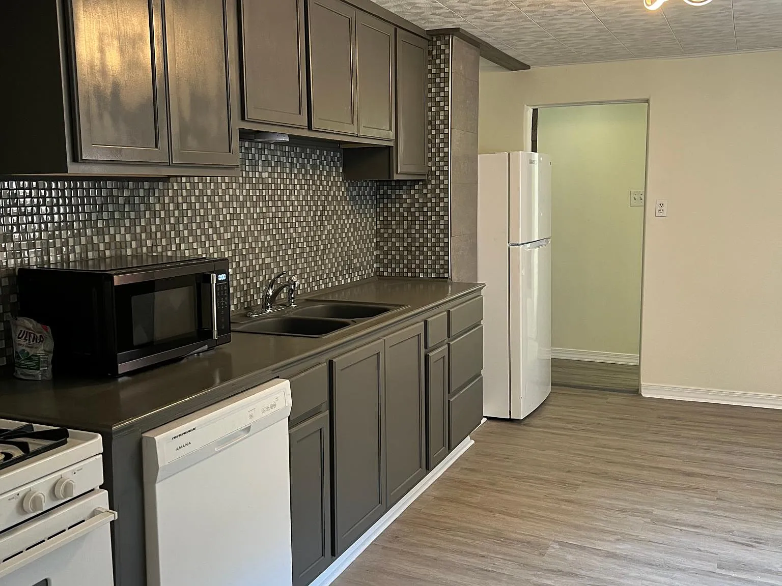 4 bed, 3000 sqft, $2,000 — Photo 3