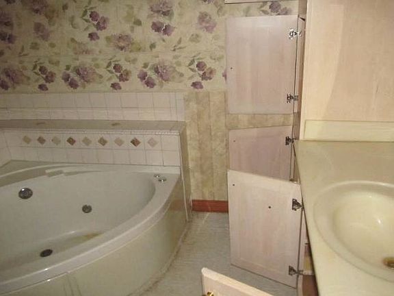 3rd image of 224 W Chestnut St