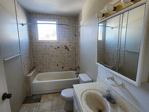 5th image of 5010 51st St