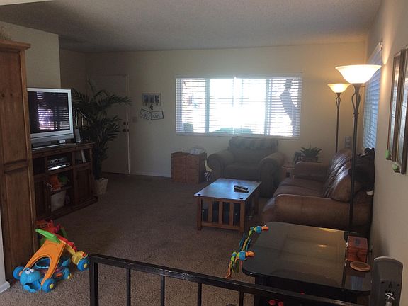 Spacious living room 