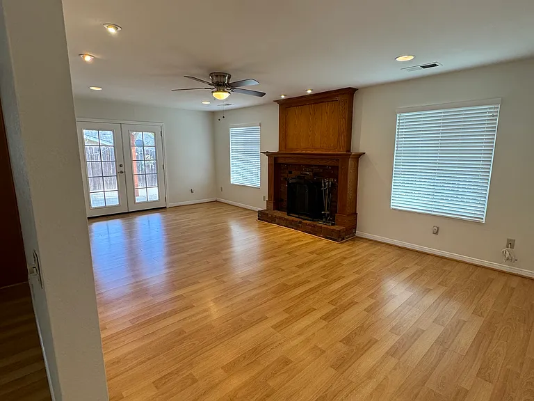 1725 Hillcrest Ln — Photo 6