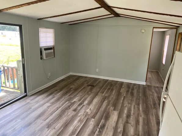 24 Johnson St, Snow Hill, NC 28580