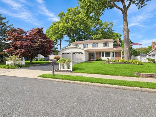 7 Colmar Avenue, Lake Grove, NY 11755