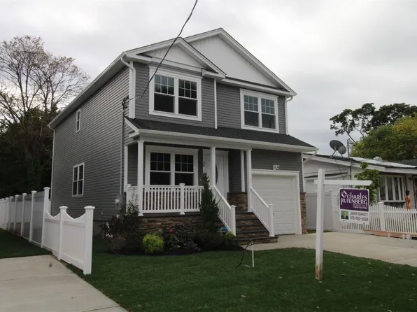 81 Pennsylvania Avenue, Roosevelt, NY 11575