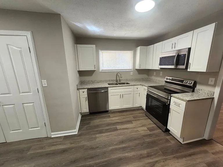 3415 Hyland Dr — Photo 3